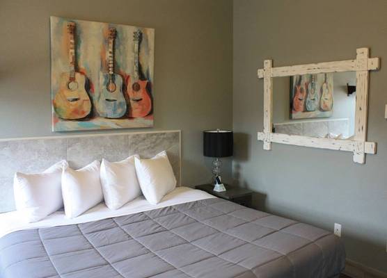 Price Pointe Inn 1