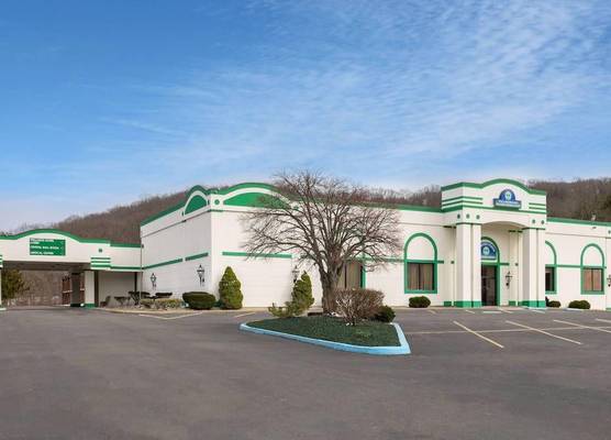 Ramada by Wyndham Butler/Tesla Biohealing Resort 1