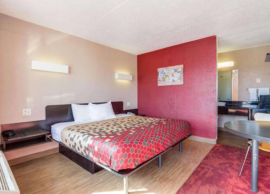 Econo Lodge Inn and Suites 1