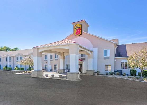 Super 8 by Wyndham Cloverdale IN 1