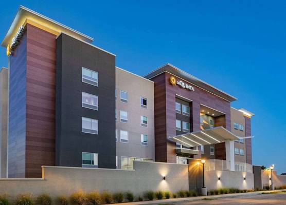 La Quinta Inn & Suites by Wyndham Galveston North at I-45 1