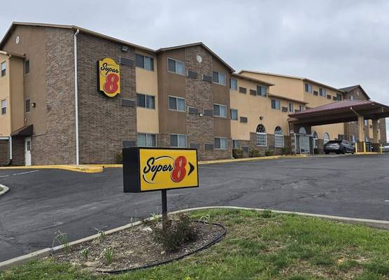 Super 8 by Wyndham Kansas City 1