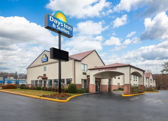 Days Inn & Suites by Wyndham Seaford 1