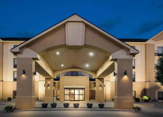 Days Inn & Suites by Wyndham Cedar Rapids 1