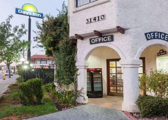 Days Inn by Wyndham Castaic Six Flags Magic Mountain 1