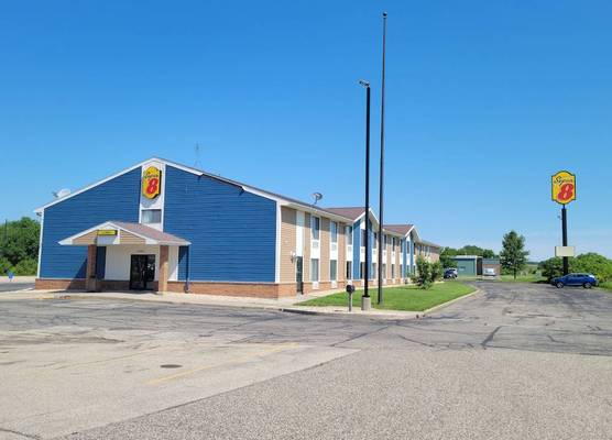 Super 8 by Wyndham Portage 1