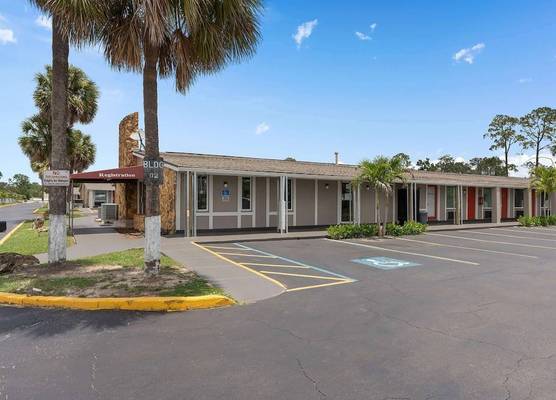 Super 8 by Wyndham Kissimmee-Orlando 1