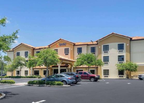 Comfort Inn & Suites Northeast - Gateway 1