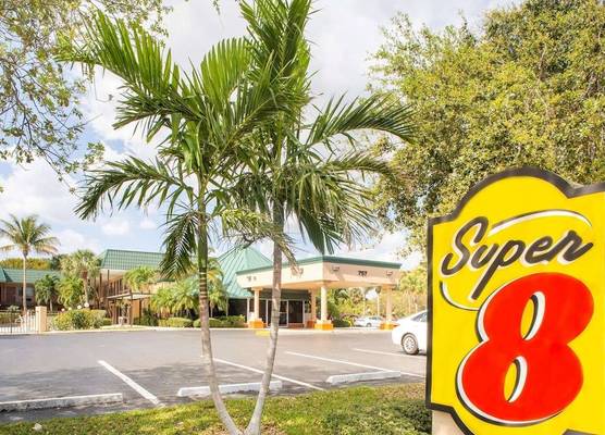 Super 8 by Wyndham North Palm Beach 1