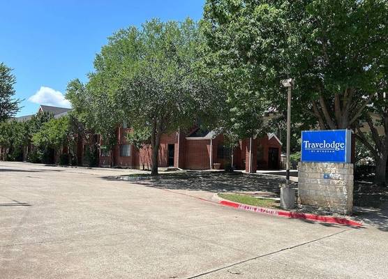 Travelodge by Wyndham Arlington/Dallas Area 1