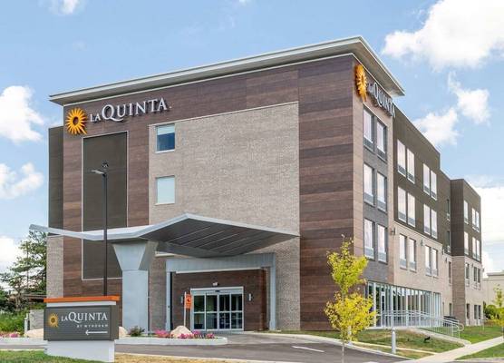 La Quinta Inn and Suites by Wyndham Bloomington 1