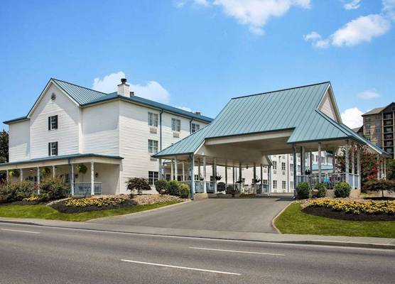 Ramada by Wyndham Pigeon Forge North 1