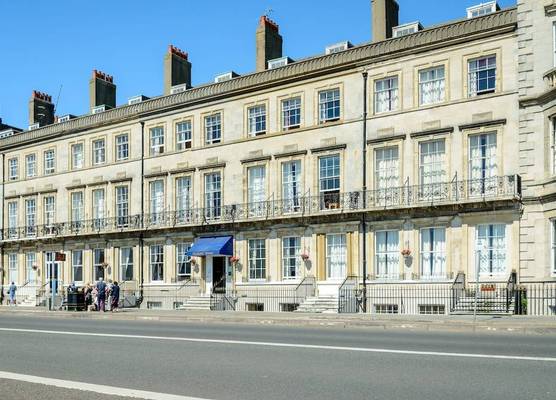Russell Hotel 1