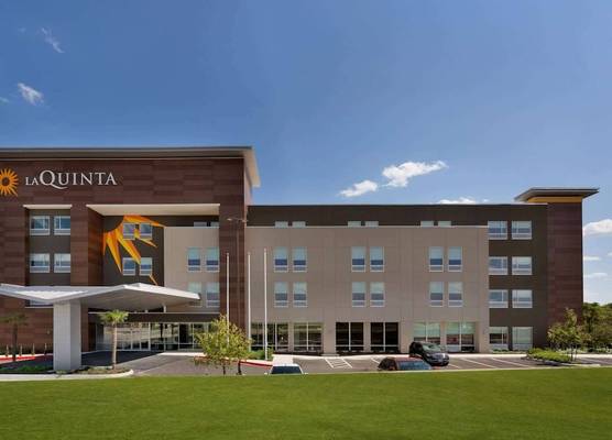 La Quinta Inn & Suites by Wyndham San Antonio Seaworld LAFB 1