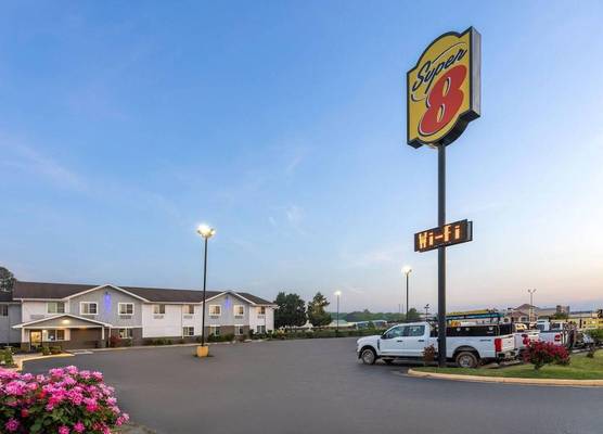 Super 8 by Wyndham South Boston VA 1