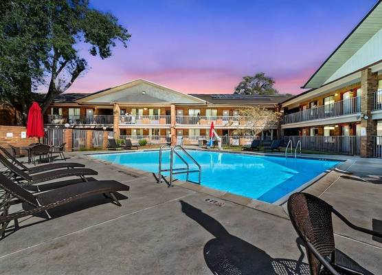 Ramada by Wyndham Temple Terrace/Tampa North 1