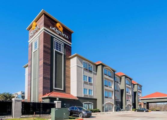 La Quinta Inn & Suites by Wyndham Fort Worth Arlington West 1