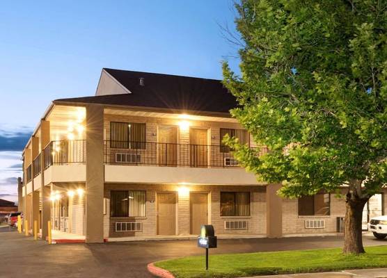 Days Inn & Suites by Wyndham Albuquerque West 1