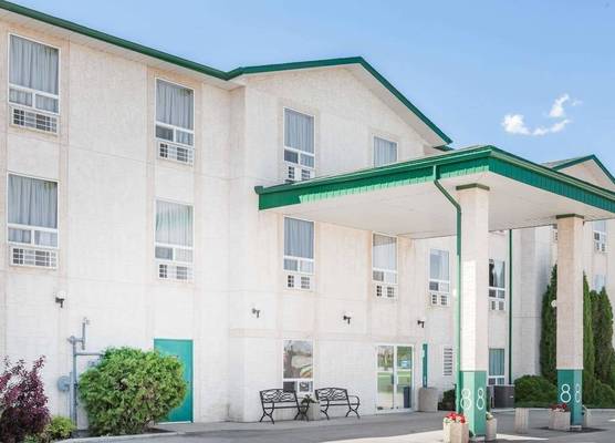 Super 8 by Wyndham Dauphin 1