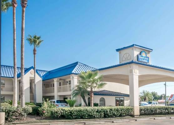 Days Inn & Suites by Wyndham Winnie 1
