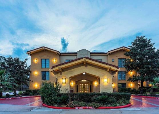 Super 8 by Wyndham The Woodlands North 1