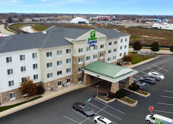 Holiday Inn Express & Suites CHICAGO NORTH-WAUKEGAN-GURNEE by IHG 1