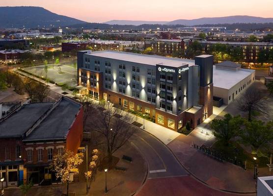 La Quinta Inn & Suites by Wyndham Chattanooga Downtown/South 1