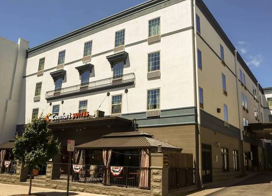 Comfort Suites Downtown Carlisle 1