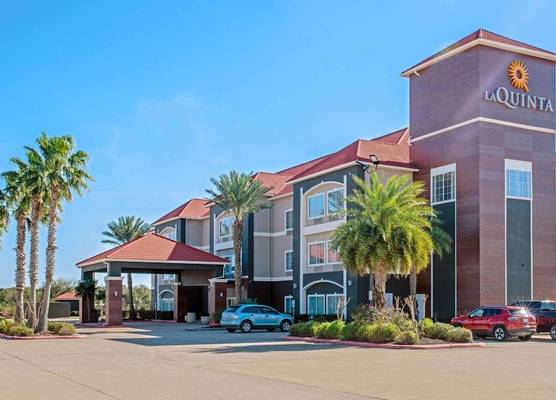 La Quinta Inn & Suites by Wyndham Winnie 1