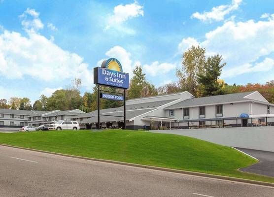 Days Inn & Suites by Wyndham Wisconsin Dells 1