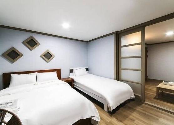 Happy Q Motel 1