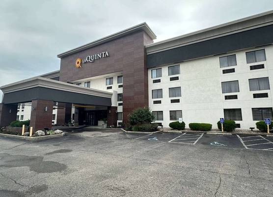 La Quinta Inn and Suites by Wyndham Cincinnati North 1