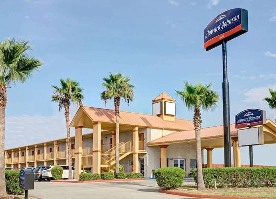 Howard Johnson by Wyndham Galveston 1