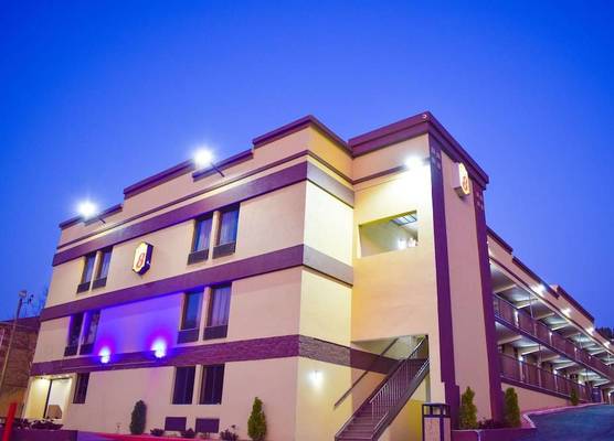 Super 8 by Wyndham Raleigh Downtown 1