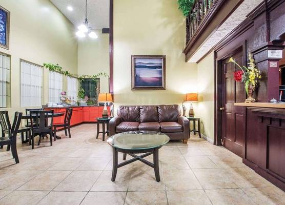 Howard Johnson by Wyndham San Marcos 1