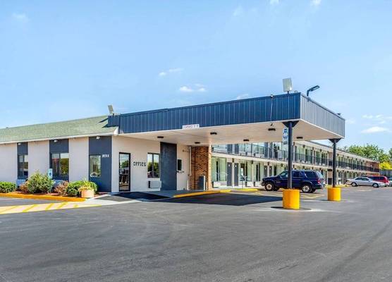 Econo Lodge Shorewood 1