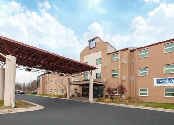 Travelodge by Wyndham Romulus Detroit Airport 1