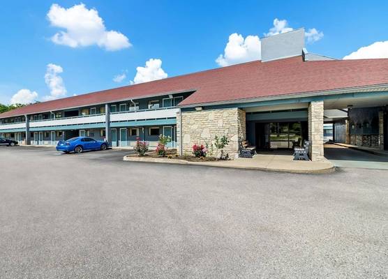 Super 8 by Wyndham Cincinnati-Springdale OH 1