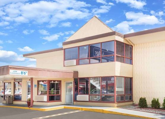 Travelodge by Wyndham Terre Haute 1