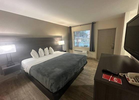 Econo Lodge St. Petersburg Central 1