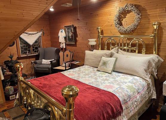 The Queen, A Victorian Bed & Breakfast 1