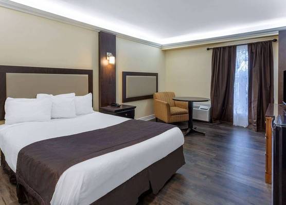 Travelodge by Wyndham Sarnia 1