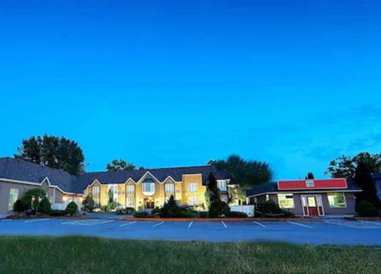 Fullerton Manor Inn 1