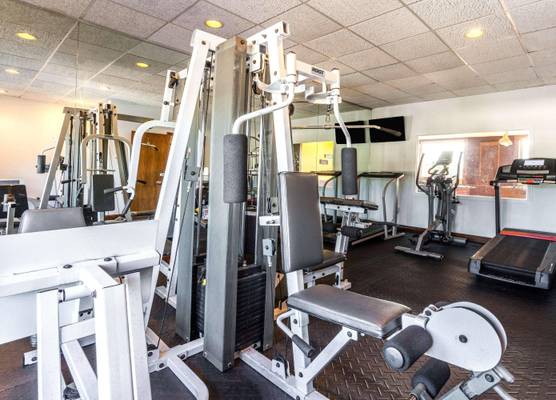 Days Inn & Suites by Wyndham Roseville/Detroit 1