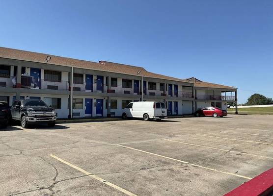 Executive Inn & Suites 1