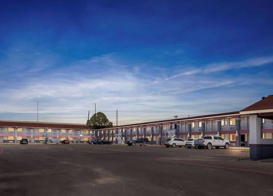 Econo Lodge Inn & Suites Sealy 1