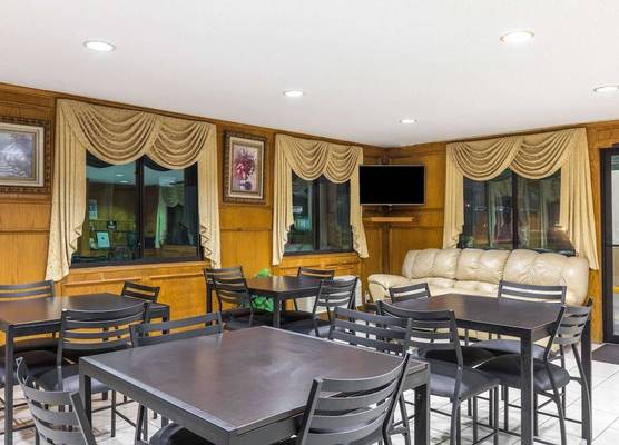 Super 8 by Wyndham League City Kemah Area 1