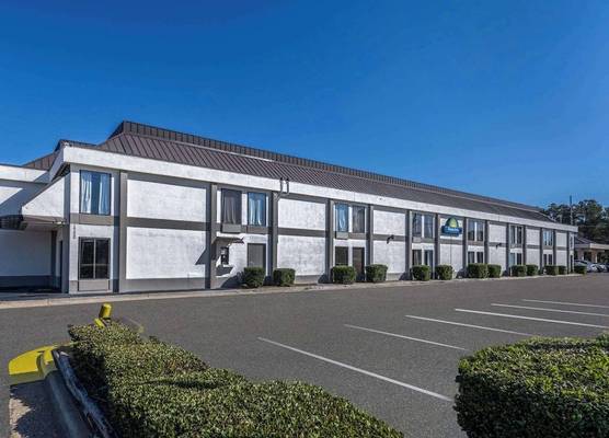 Days Inn & Suites by Wyndham Fort Bragg/Cross Creek Mall 1