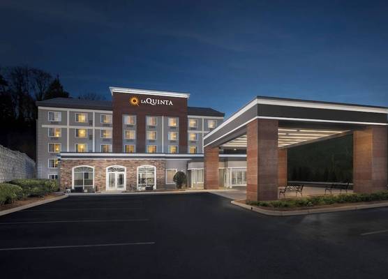 La Quinta Inn & Suites by Wyndham Downtown Asheville 1