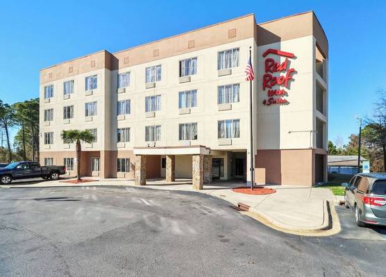 Red Roof Inn & Suites Fayetteville-Fort Bragg 1